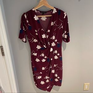 Banana Republic Short Sleeve Wrap Dress Size Small Maroon with flower Print